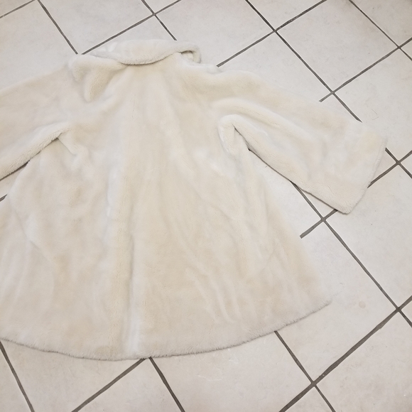 🔴LOWEST!🍁Vintage Milano M, Luxurious Faux Fur Oversized Coat! - Picture 8 of 16